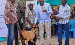 PS receives a token of appreciation from residents